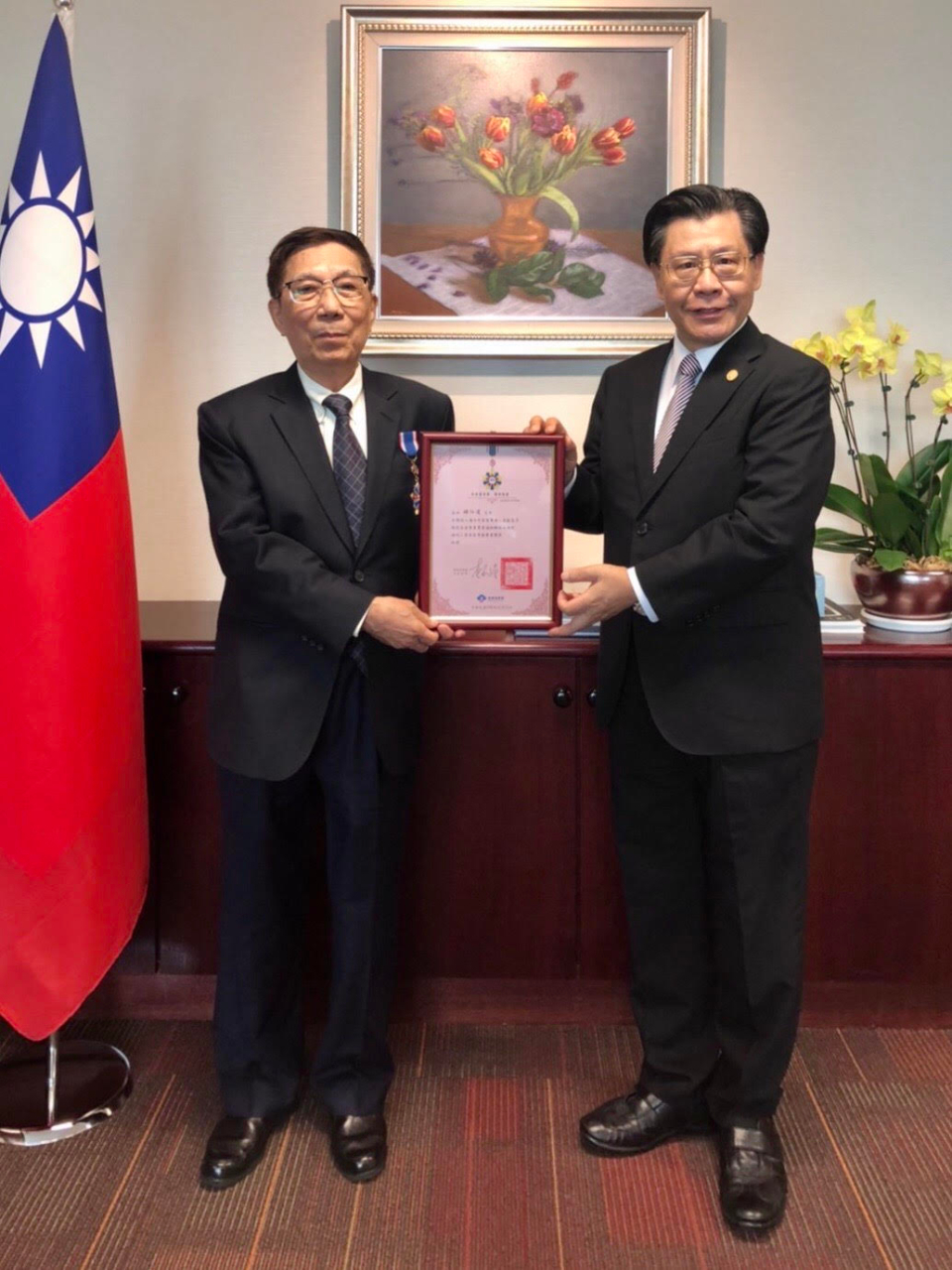 梁代表與鍾委員持客委會獎章證書合影。(109/08/18)
