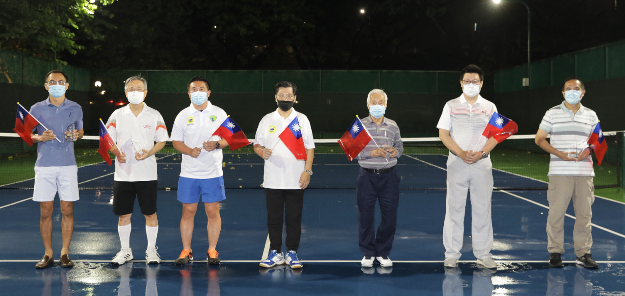 梁代表(右4) 、新加坡台北工商協會楊正祺會長(右2)、網球賽籌備組楊舜軻主任委員(左3)與長青組前3名獲獎者合影。(109/09/13)
