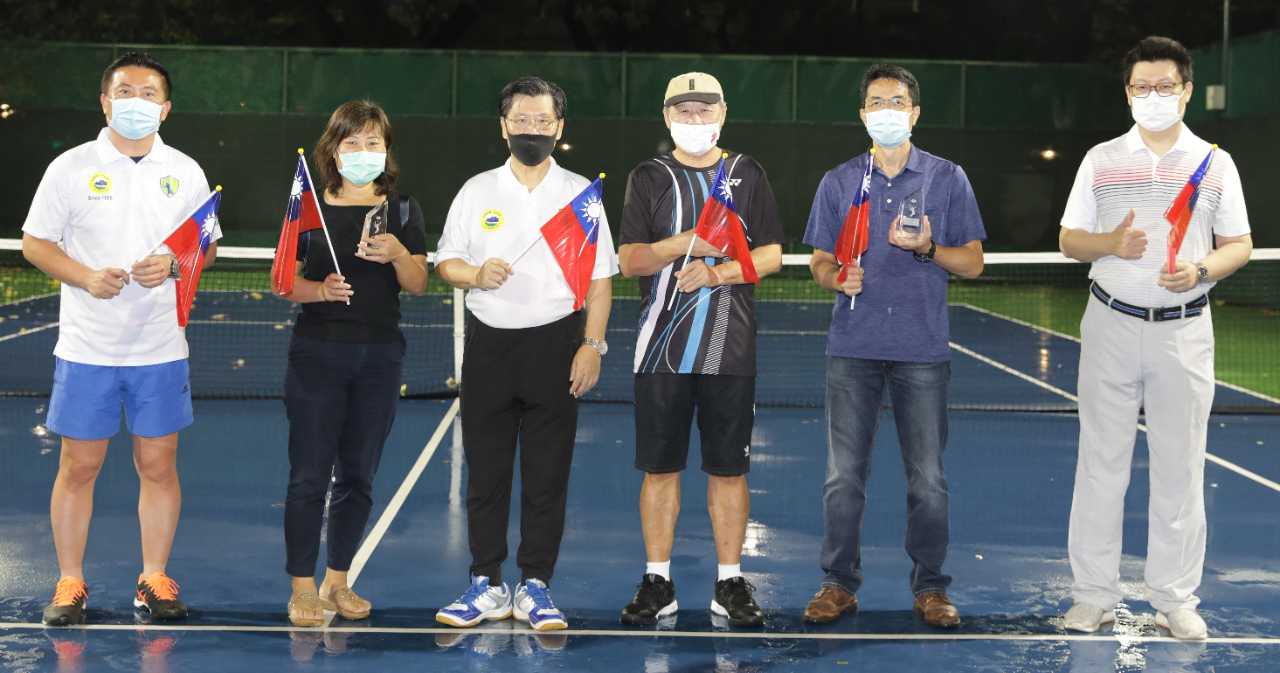 梁代表(左3) 、新加坡台北工商協會楊正祺會長(右1)、網球賽籌備組楊舜軻主任委員(左1)與混雙組前3名獲獎者合影。(109/09/13)
