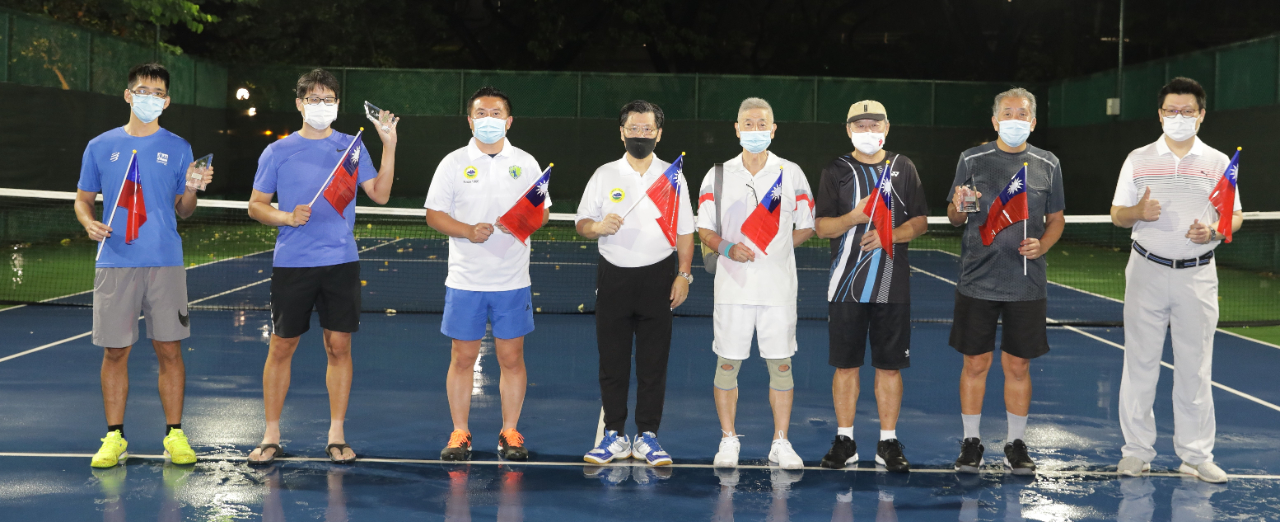 梁代表(左4) 、新加坡台北工商協會楊正祺會長(右1)、網球賽籌備組楊舜軻主任委員(左3)與壯年組前3名獲獎者合影。(109/09/13)
