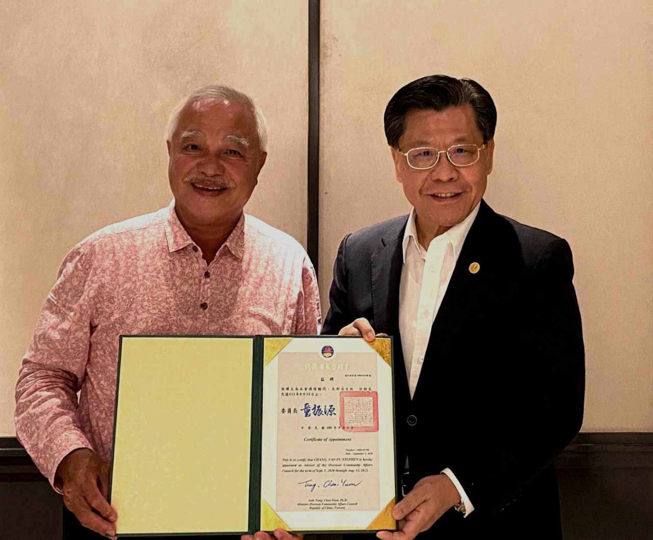 梁代表轉頒僑委會聘書予張僑務顧問耀夫。