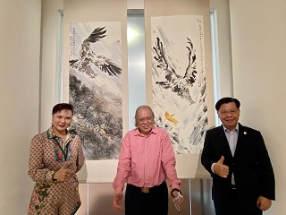梁大使國新應邀參觀新加坡美術總會會長「梁振康古稀之年藝術展2021」