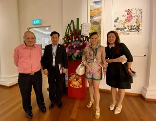左起：新加坡美術總會梁會長振康、梁大使國新、正華獅子會鄭會長倩薇、美術總會名譽會長Katherine宋