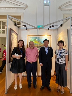 左起：新加坡美術總會名譽會長Katherine宋、梁會長振康、梁大使國新、蔡秘書靜怡