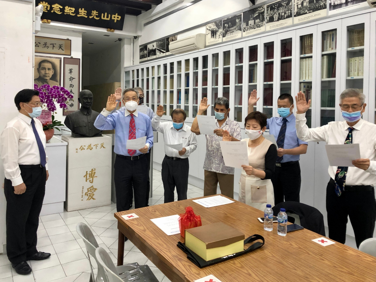 新加坡留台大專校友會第23屆新任理事進行宣誓，由本處代表梁國新監誓。(110/06/29)