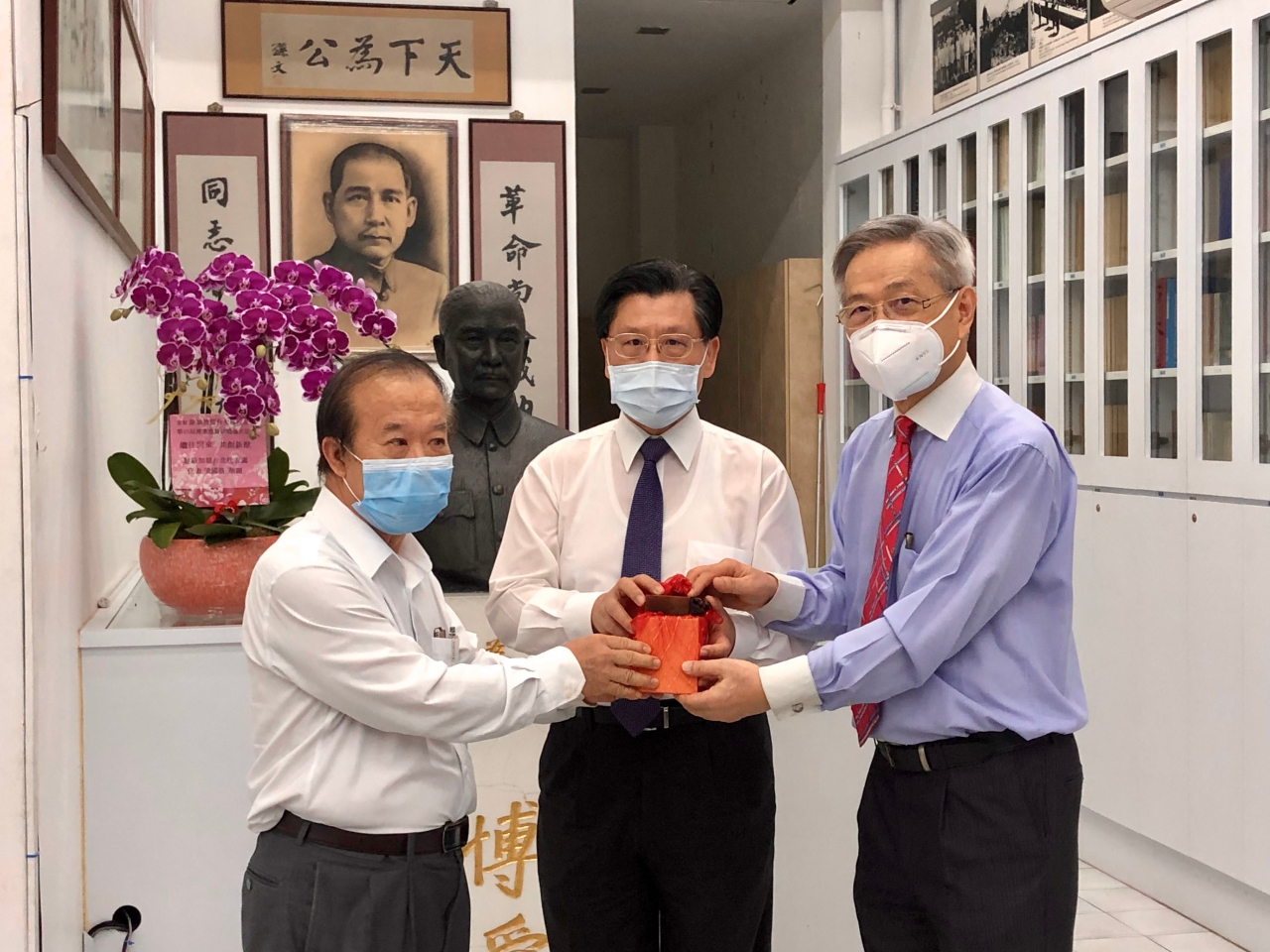 新任會長陳正吉(右)、卸任會長吳英發之代理人潘前會長廣齋(左)交接印信，由梁代表監交。(110/06/29)