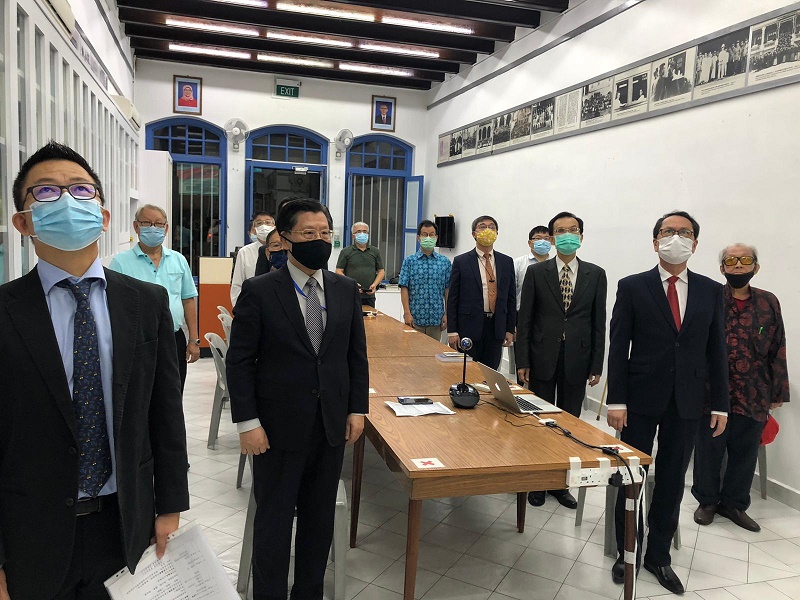 駐新加坡台北代表處代表梁國新及副代表戴輝源在新加坡同德書報社社慶向國父孫中山先生遺像行禮致敬 (110/09/01)