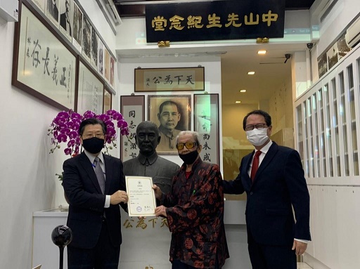 梁國新代表頒發榮譽理事委任狀予服務32年的詹尊權院士 (110/09/01)