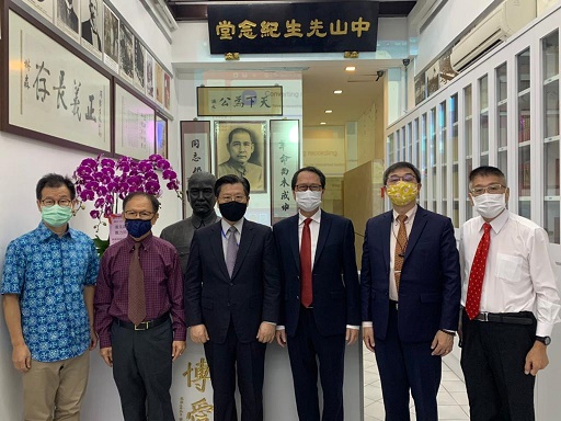 梁國新代表於雙慶典禮與同德書報社社員合影，右起第一副社長謝耀財、曾亞凱監督、羅德民社長、梁代表、湛承憲監督及南治國博士 (110/09/01)