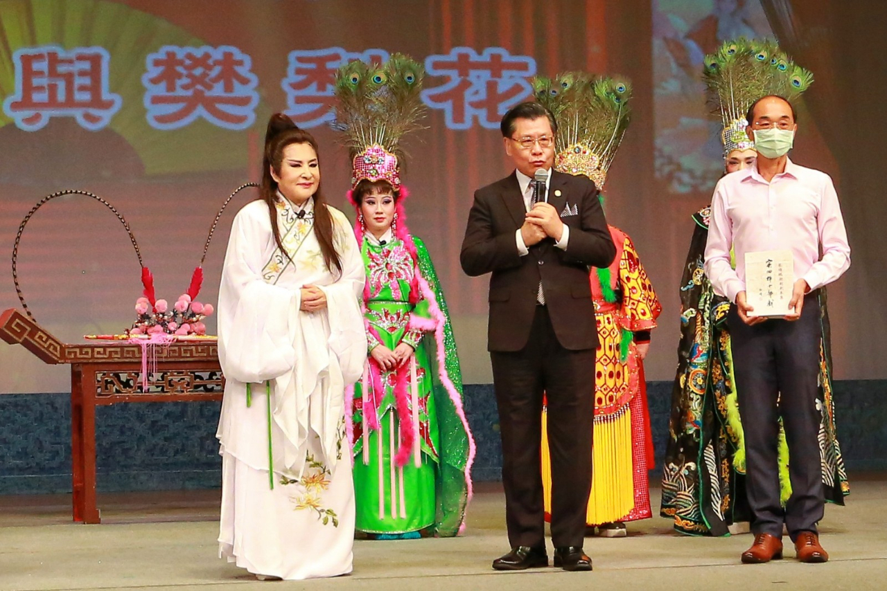 梁大使國新應邀出席秀玉歌仔戲線上大戲「薛丁山與樊梨花」錄影(110/11/16)