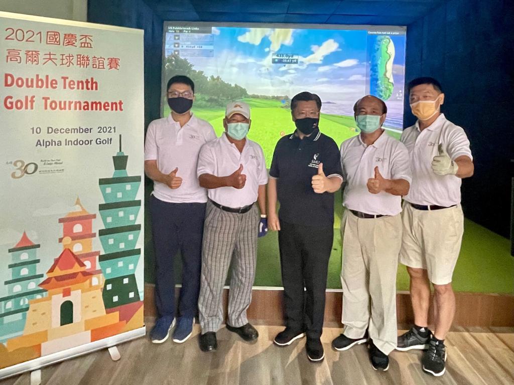 梁代表出席國慶盃室內高爾夫球聯誼賽，並與黃僑務顧問柄綺及選手合影。