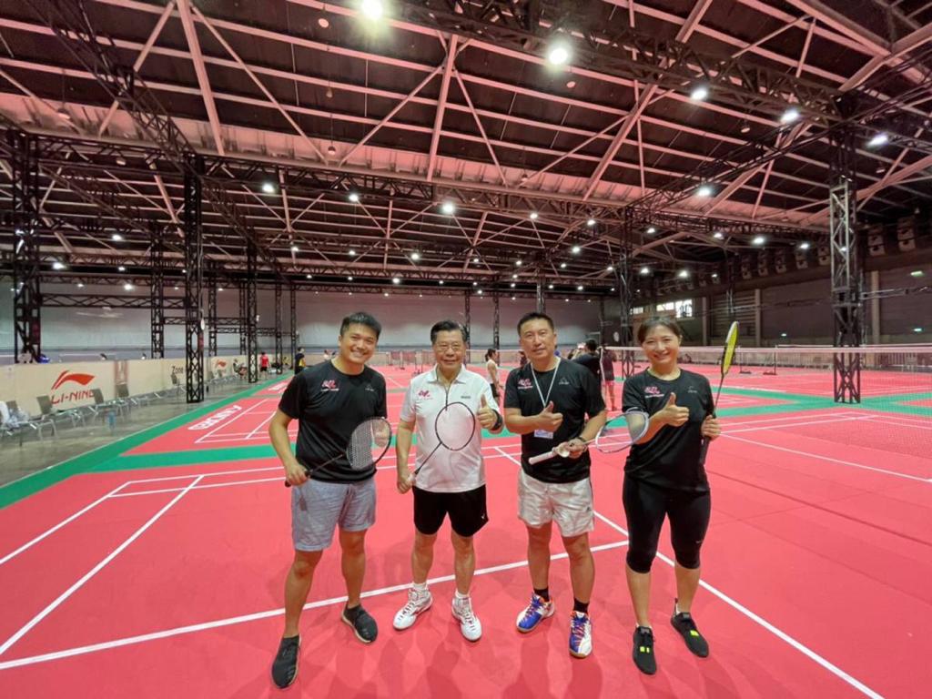 梁代表為國慶盃羽球賽開球。