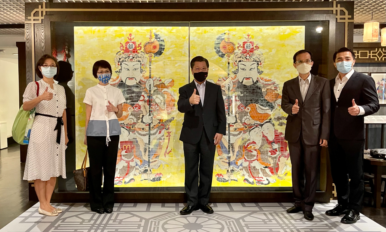 梁國新代表(中)與本處同仁合影(111/02/17)