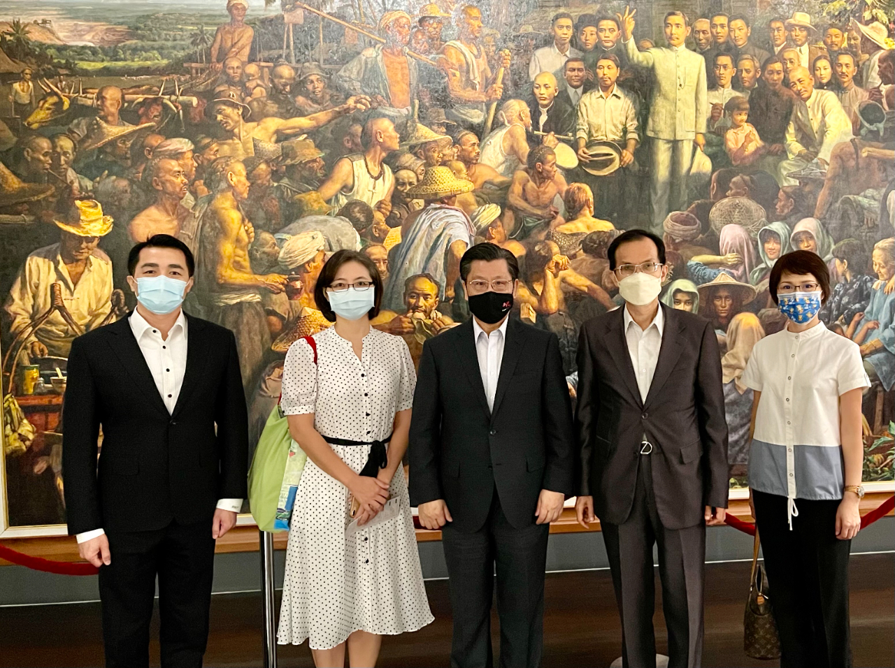 駐新加坡台北代表處梁國新代表(中)與本處同仁合影(111/02/17)