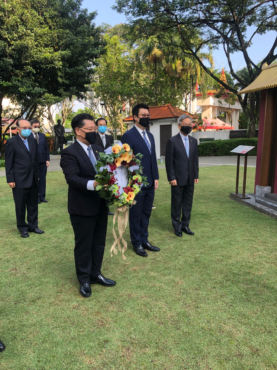 本處代表梁國新率全體出席人員向國父銅像獻花致敬。(111/03/12)