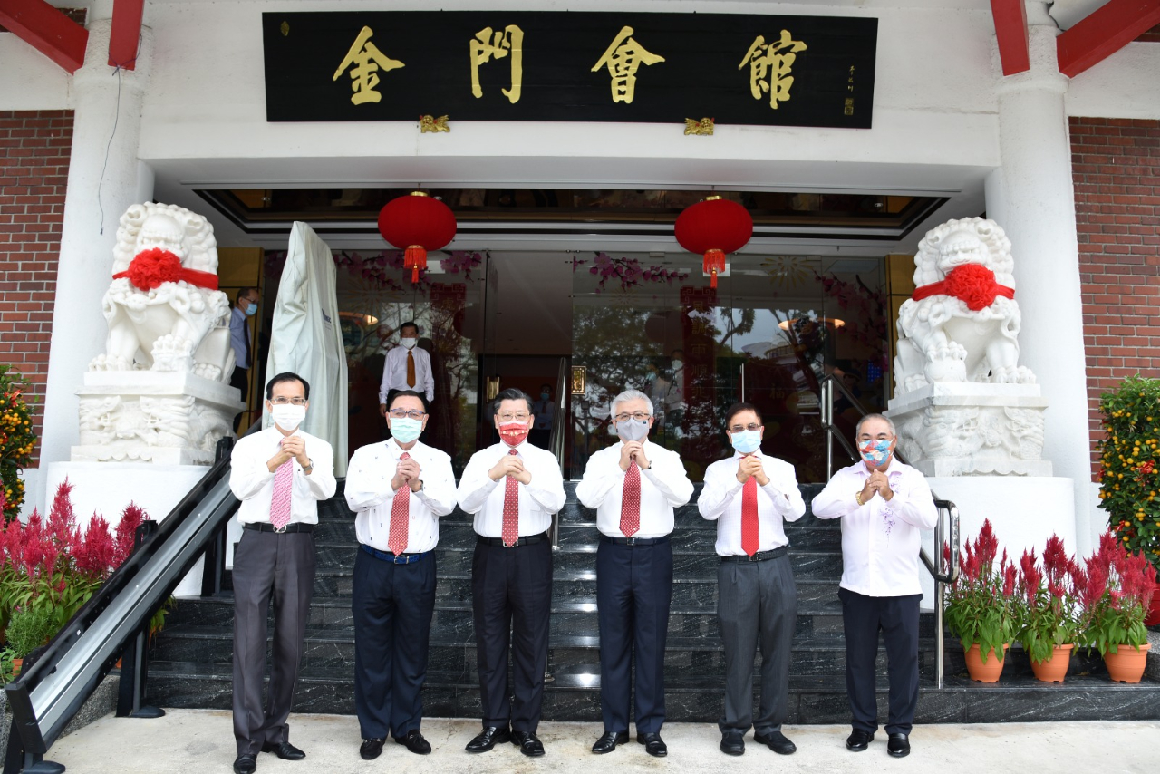 梁代表與戴輝源副代表出席金門會館整修啟用剪綵儀式(左起戴副代表、陳篤漢副主席、梁代表、蔡其生主席、陳佳模副主席、李志遠總務)