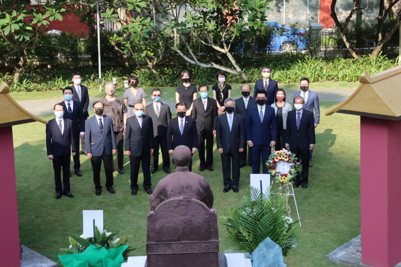 梁代表與僑界出席代表於晚晴園國父銅像前合影。(111/03/12)