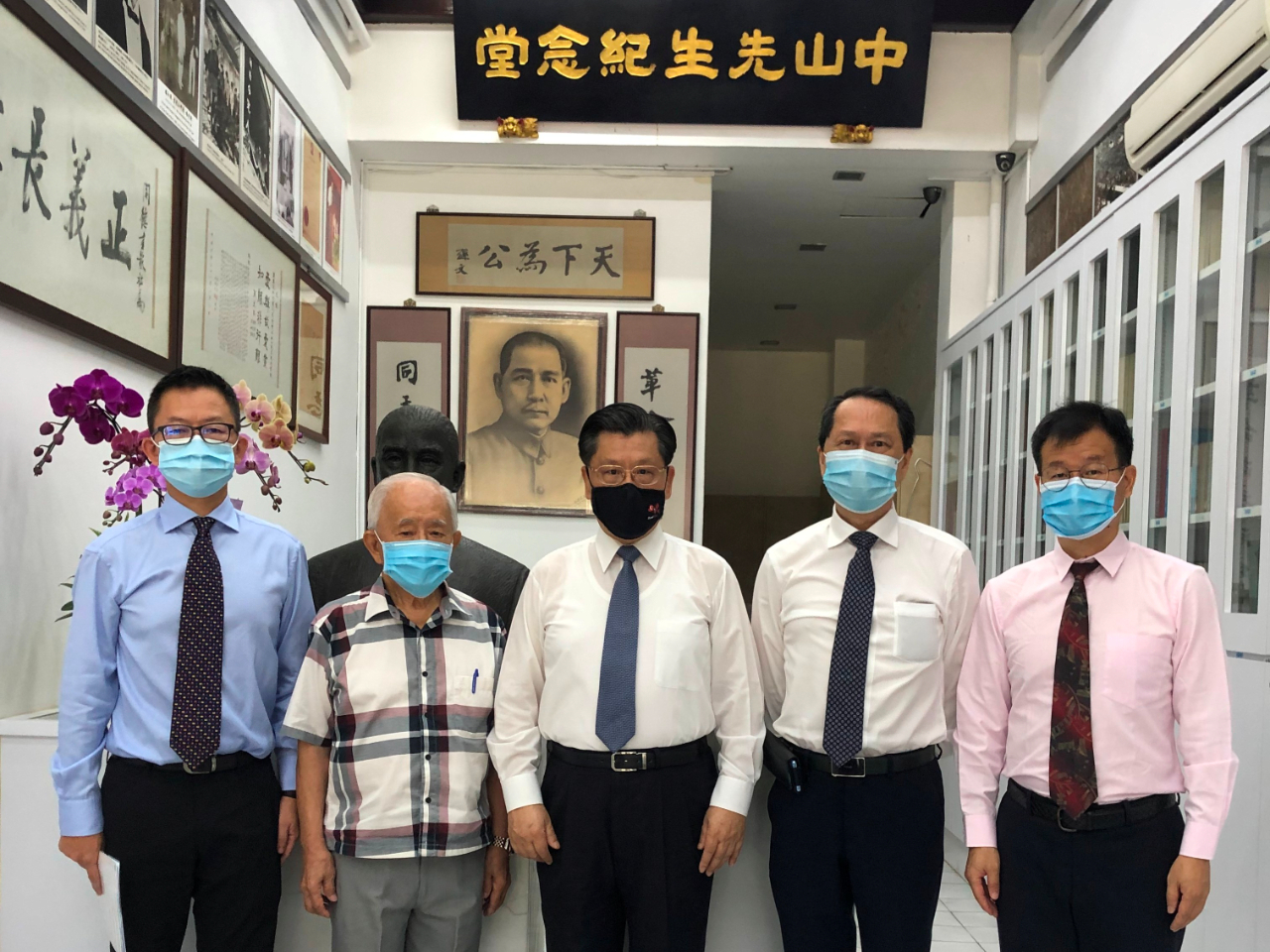 梁代表(中)與(右起)南治國博士、羅德民社長、李成忠主任、譚富華總務於同德書報社中山先生紀念堂合影。(111/03/12)

