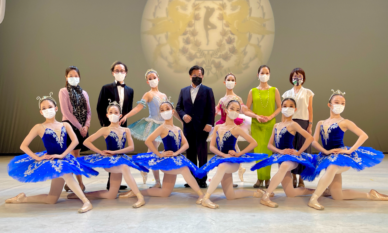 駐新加坡台北代表處代表梁國新(中間第四位)及本處同仁們與Cheng芭蕾舞學校創辦人鄭憲法(左二)和譚雅玲(右二)夫婦合影(111/06/08)