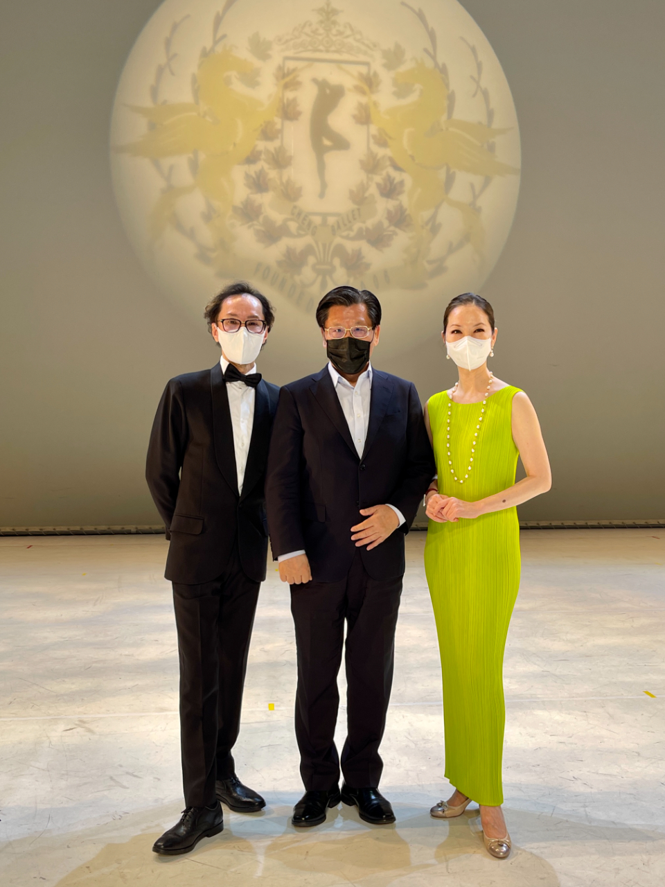 駐新加坡台北代表處代表梁國新(中)與Cheng芭蕾舞學校創辦人鄭憲法和譚雅玲夫婦合影(111/06/08)