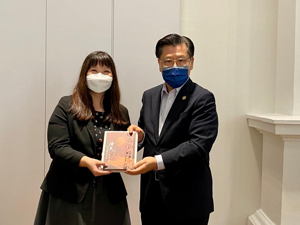 洛夫與新加坡現代詩歌講座：感謝盧筱雯老師闡述"漂流、戰爭、禪意：洛夫及其現代主義詩歌"，梁大使頒贈洛夫著作。(111/08/06)