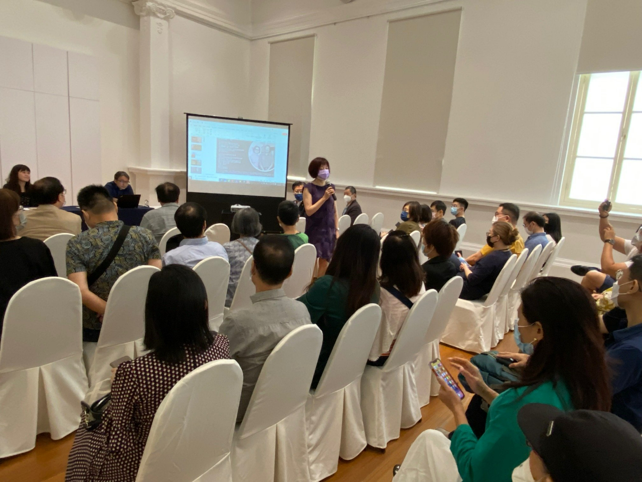 洛夫與新加坡現代詩歌講座：衣若芬老師分享心得並預告"轉譯和變形"：「陳志鋭、周德成、洛夫的詩書畫藝」對談會活動(111/08/06)