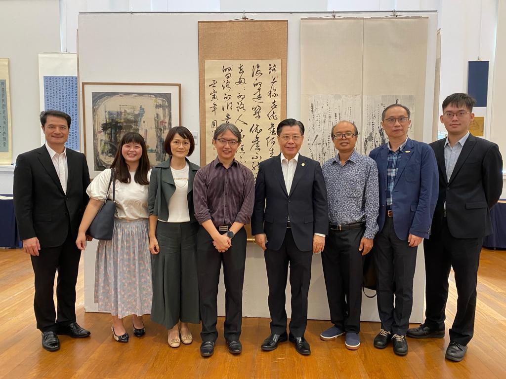 南洋理工大學國立教育學院陳志鋭副教授為梁大使國新、代表處同仁及藝文界友人導覽「陳志鋭•周德成的文人詩書畫聯展」(2022/08/05)
