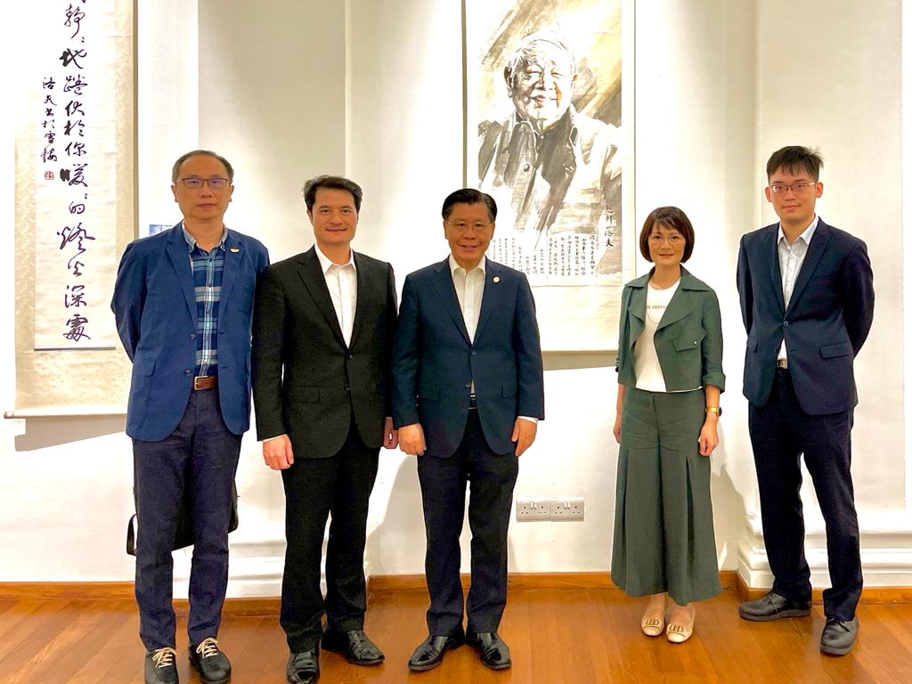 梁大使國新與同仁參觀「詩魔洛夫詩書影像展」(2022/08/05)