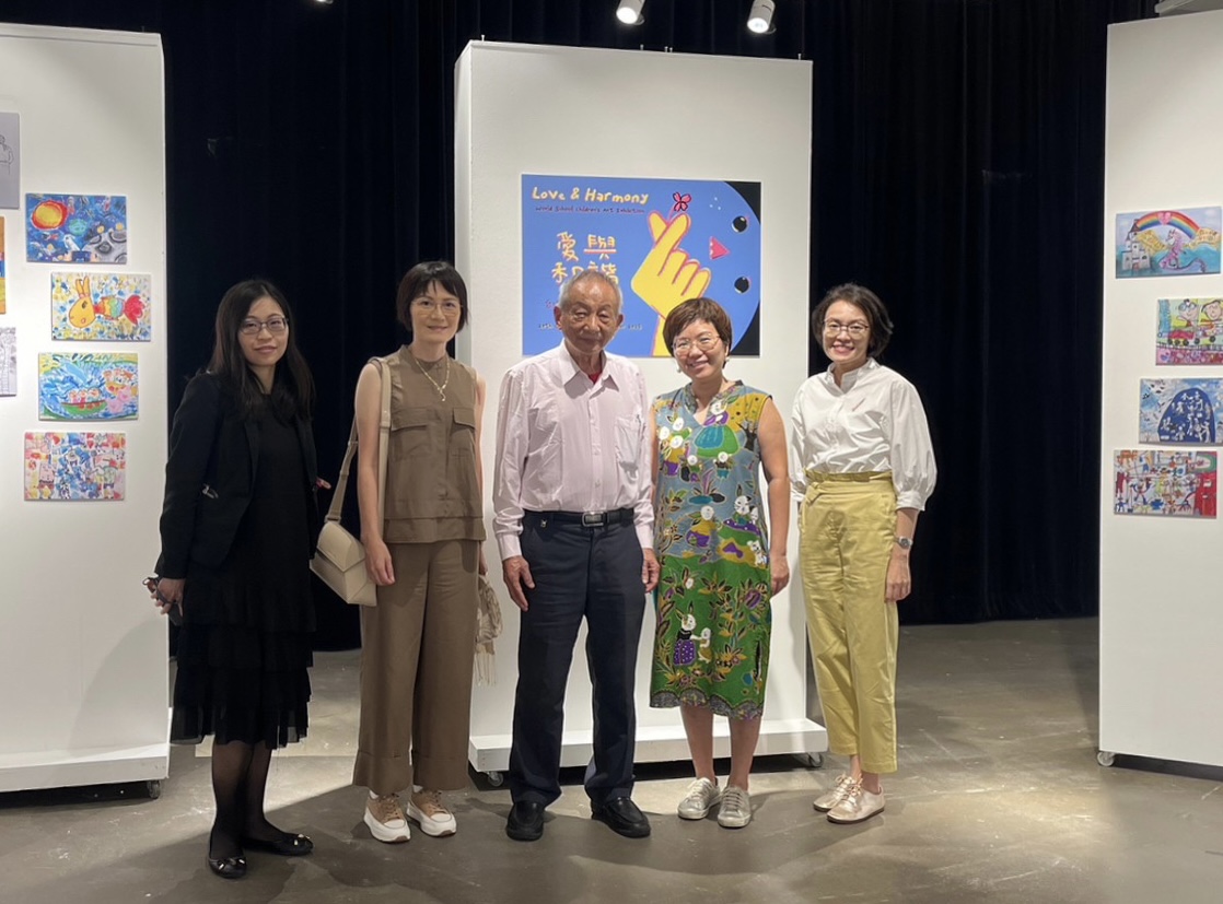 本處新聞組同仁和NAFA策展團隊與ROC兒美教育學會榮譽理事長盧安來於愛與和諧-世界兒童畫展開幕典禮合影 (112/10/20)