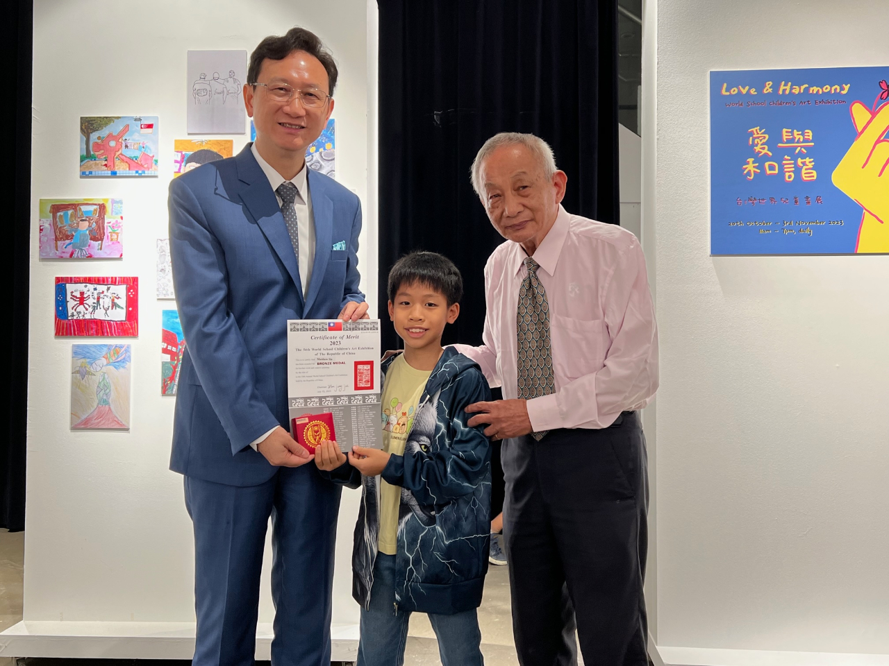 童大使與ROC兒美教育學會榮譽理事長盧安來共同為參與54屆世界兒童畫展星國得獎學童頒獎 (112/10/20)