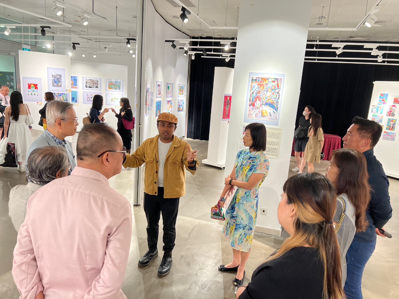 NAFA老師為愛與和諧-世界兒童畫展開幕現場來賓解說 (112/10/20)