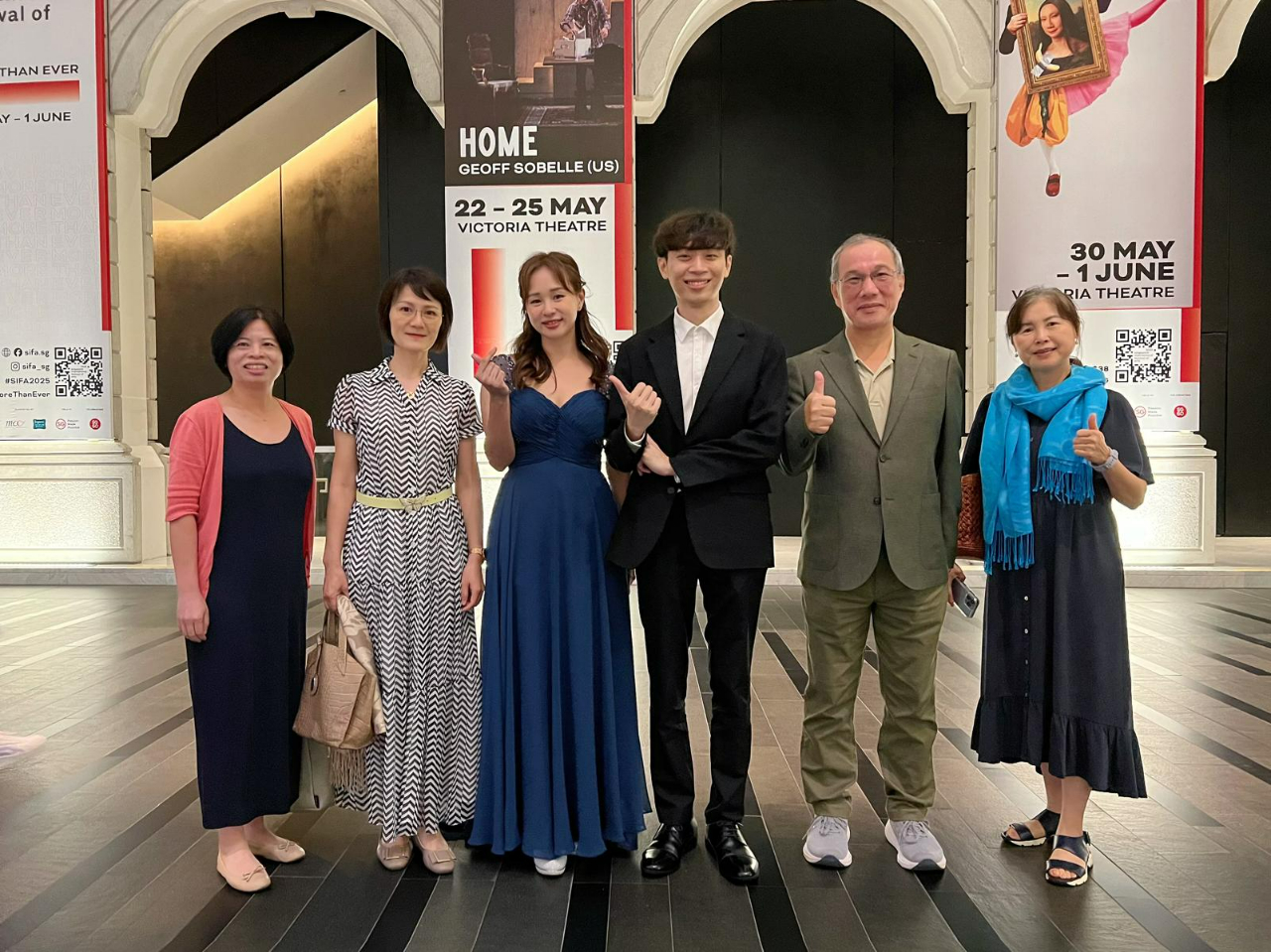 代表處吳文齡公使夫婦與同仁出席臺灣大提琴家吳登凱《梅豔芳琴歌》演奏會，並與吳登凱及鋼琴家吳宜玲合影留念(2025.05.25)