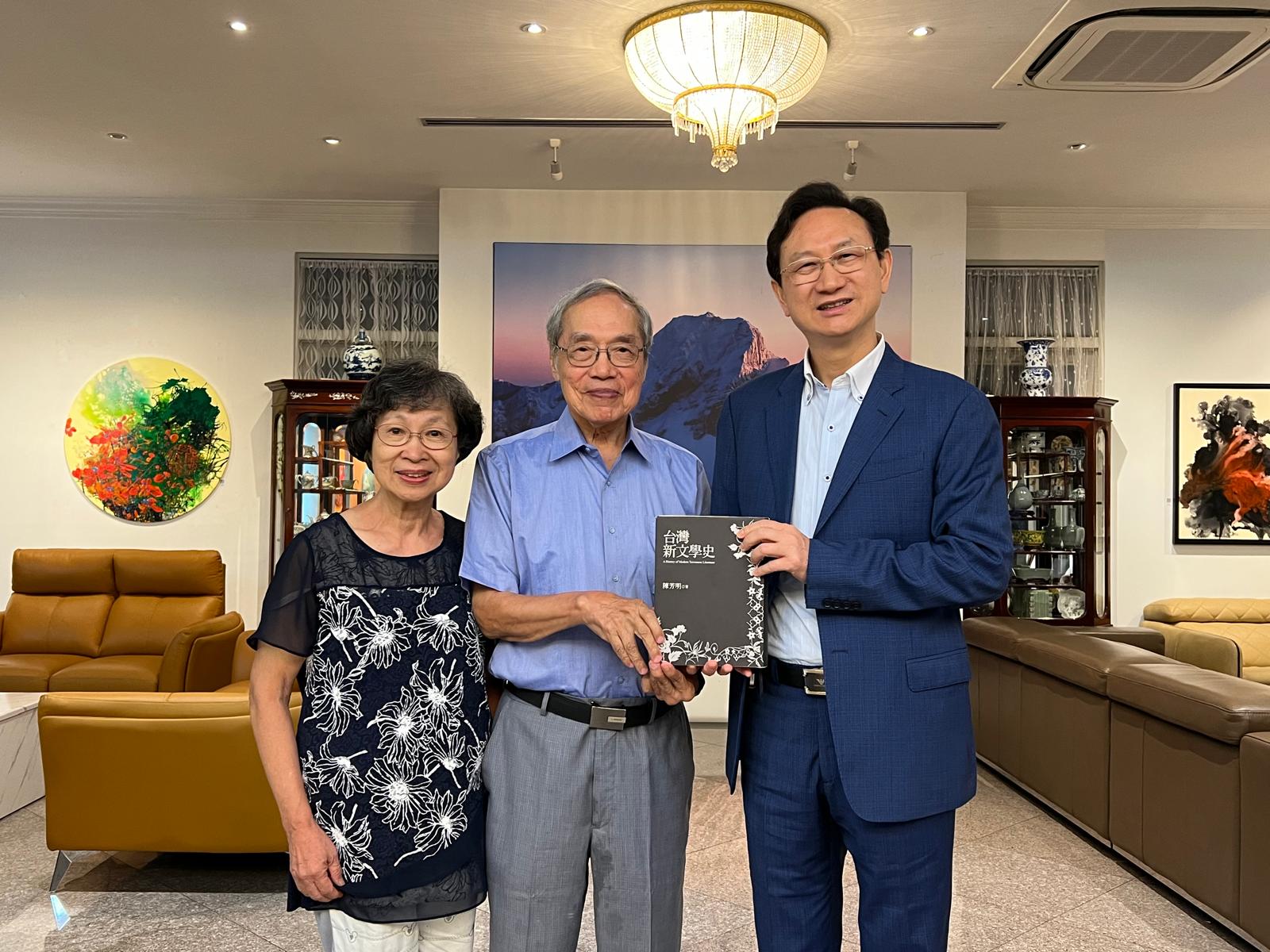 「台灣文史學者陳芳明夫婦來星訪問，童大使於官邸舉辦歡迎晚宴。」20250916