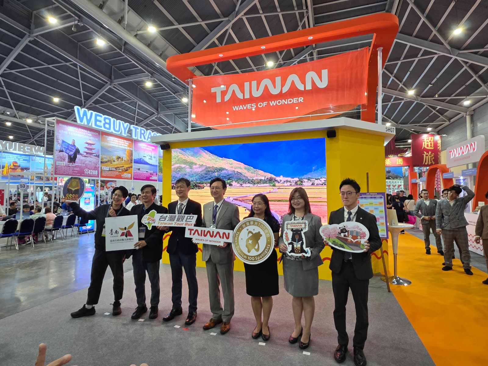 駐新加坡台北代表處代表童大使與台灣觀光業者合影留念(20260327)