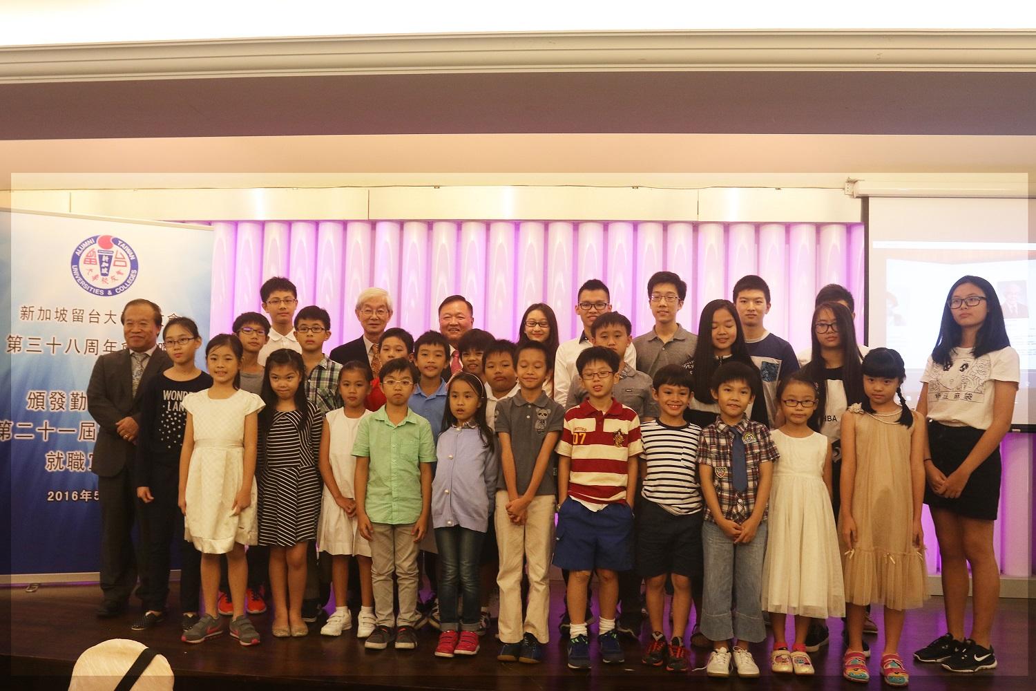 Group photo of Representative Ta-Tung Jacob Chang (back row, third from left), outgoing ATUC President Dr. Wong Wai Nam (back row, second from left) and Dr. Pang Kong Choi, new ATUC President (extreme left) with the recipients of the Diligent Study Awards.