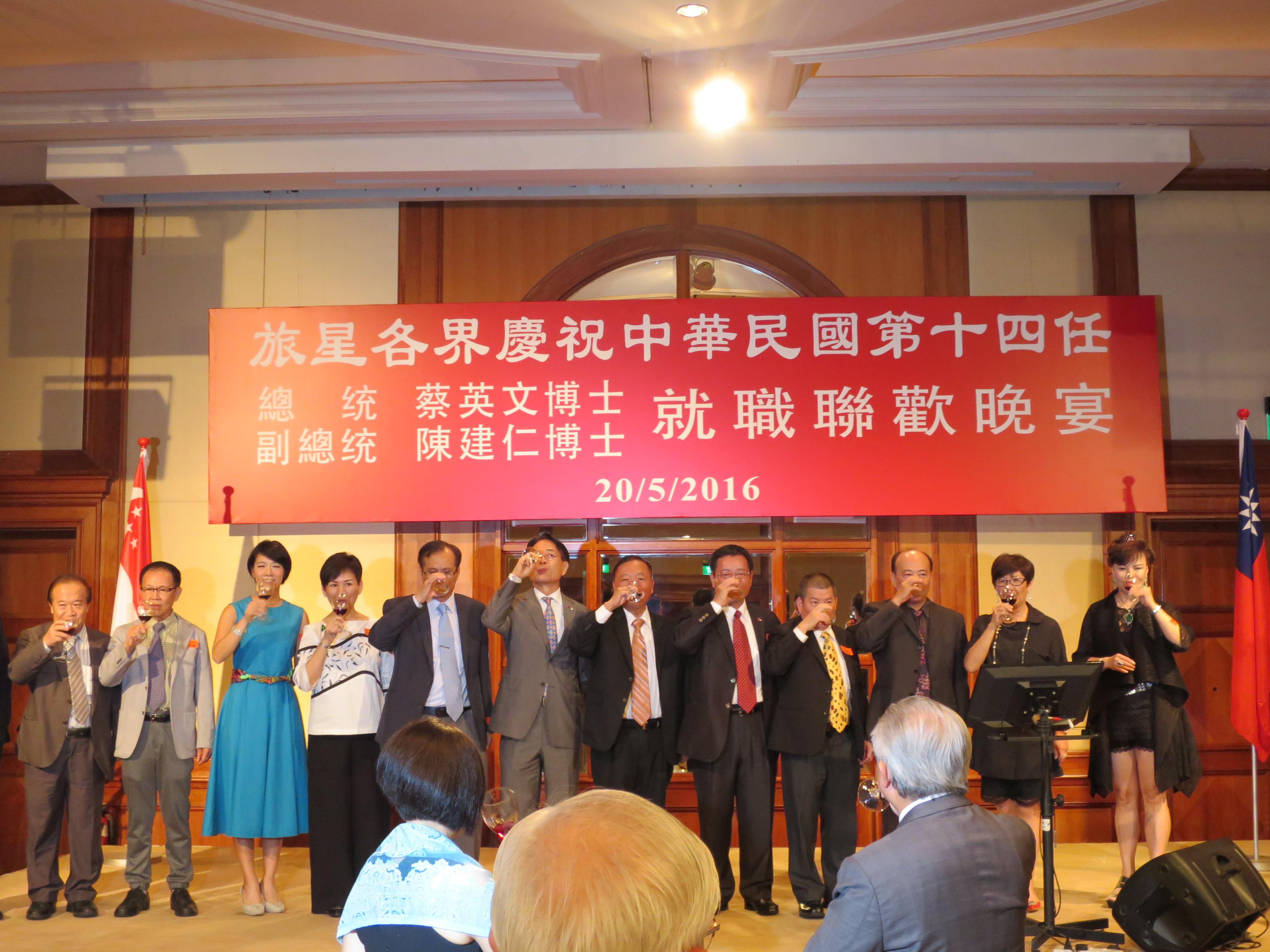 Representative Ta-Tung Jacob Chang (sixth from right) and VIPs onstage to toast to the long-lasting prosperity of Taiwan.