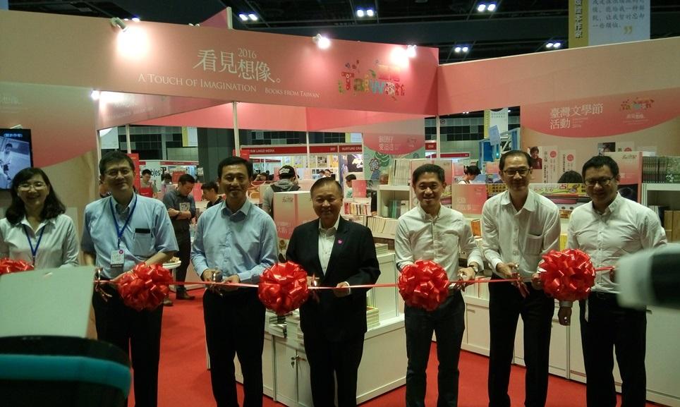 Representative Ta-Tung Jacob Chang (centre) officially opening the Taiwan Pavilion at Singapore Book Fair 2016 with His Excellency Ong Ye Kung (second from left), Singapore’s Acting Minister for Education (Higher Education and Skills) &amp; Senior Minister of State, Ministry of Defence; Mr. Anthony Tan Kang Uei (second from right), Executive Vice-President, and Mr. Seow Choke Meng (extreme right), Business Consultant, of the Singapore Press Holding’s Chinese Media Group; and Mr. Lo Kuo-chun (extreme left), General Manager of Linking Publishing Company on 4 June 2016.