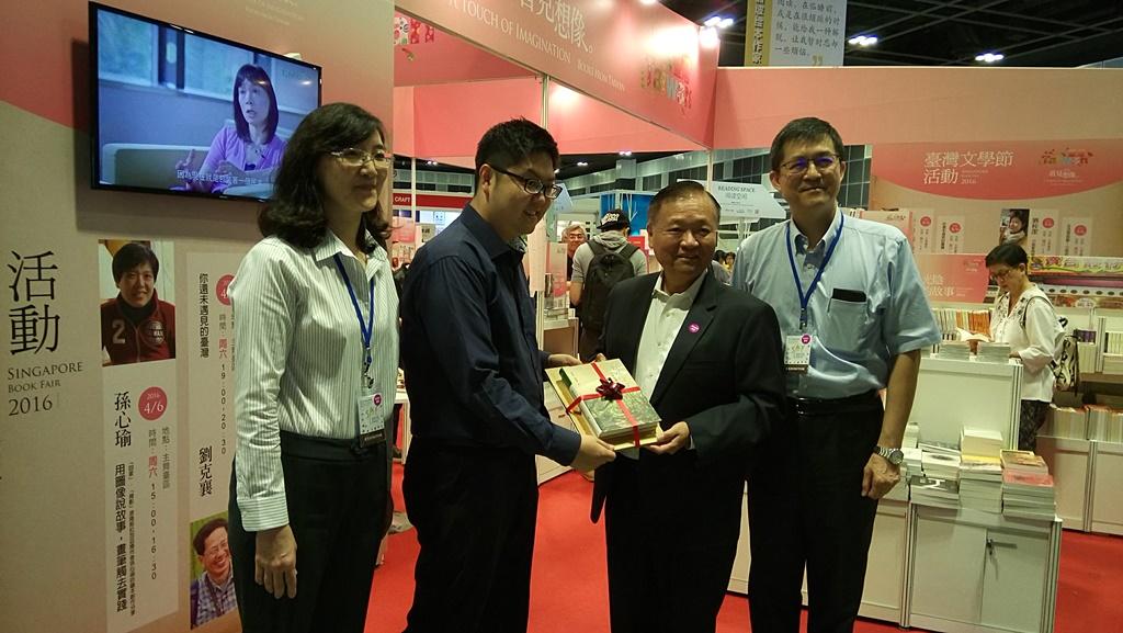 Representative Ta-Tung Jacob Chang (second from right), on behalf of the Ministry of Culture, presenting the winning works of the Golden Tripod Awards and the Golden Comic Awards to Mr. Stanley Tan Tik Loong (second from left), Singapore National Library Board’s Acting Director of Public Library Operations.