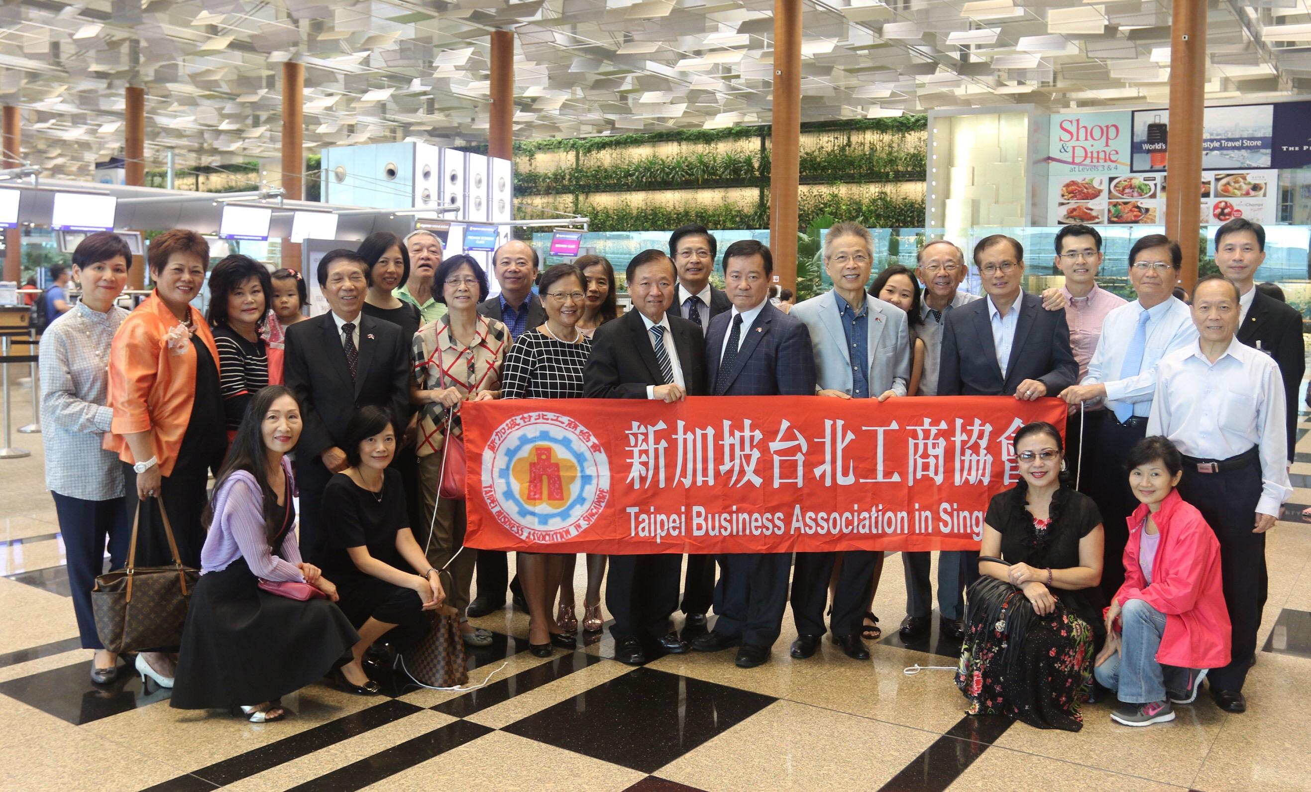 2.	Group photo of Representative and Mrs. Ta-Tung Jacob Chang (front standing row, sixth and seventh from right) and members of the Taipei Business Association in Singapore at the airport farewell.  
