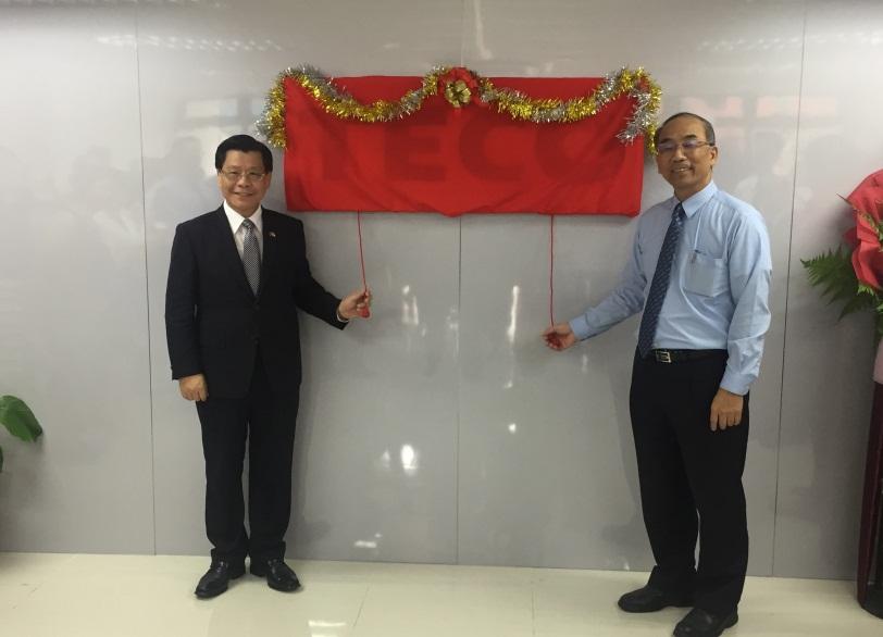Representative Francis Kuo-Hsin Liang (left) and Mr. Lin Hong-Hsiang, Executive Advisor of Board of Directors of TECO at the opening ceremony of the new plant in Tuas, Singapore.