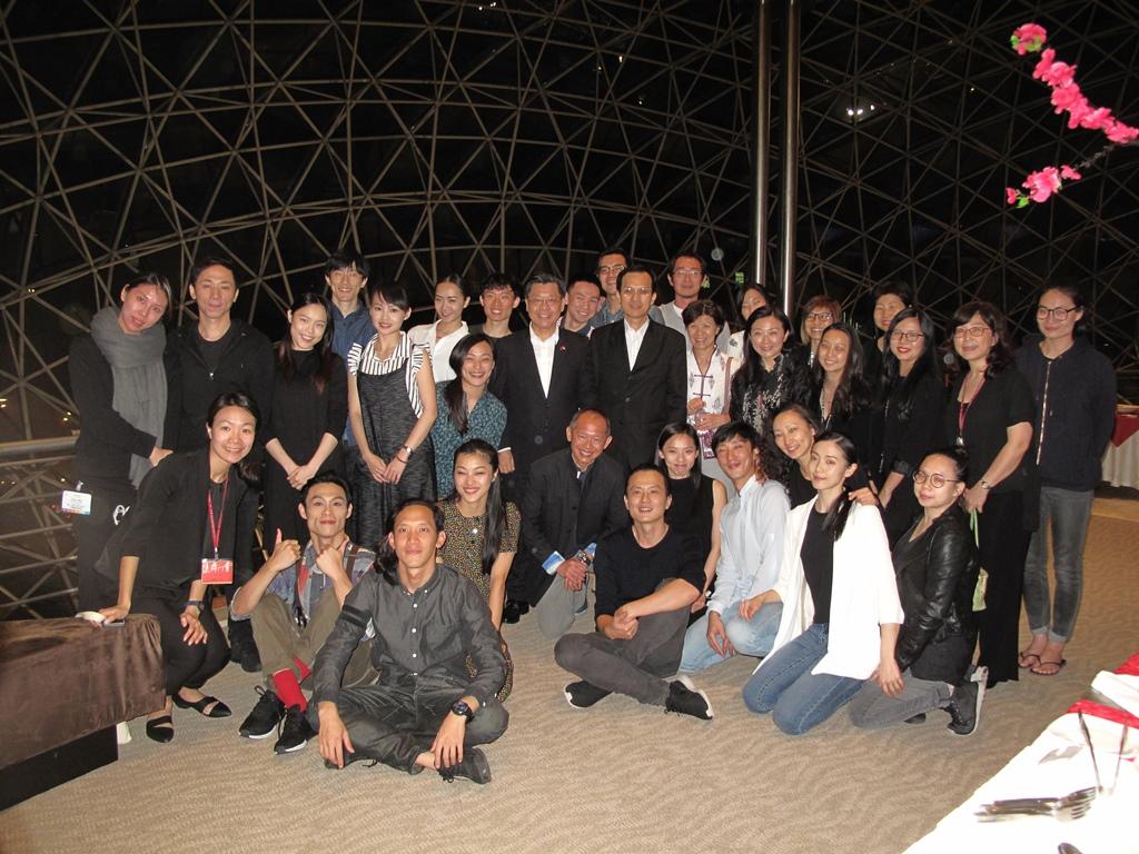 Group photo of Representative Francis Kuo-Hsin Liang, Deputy Representative Steven Tai  (standing, first row, sixth and seventh respectively from the left) with Mr.  Benson Puah (in front of Representative Liang), Chief Executive Officer of the Esplanade, and the performers of the Cloud Gate 2 dance troupe. (7 Feb. 2017)