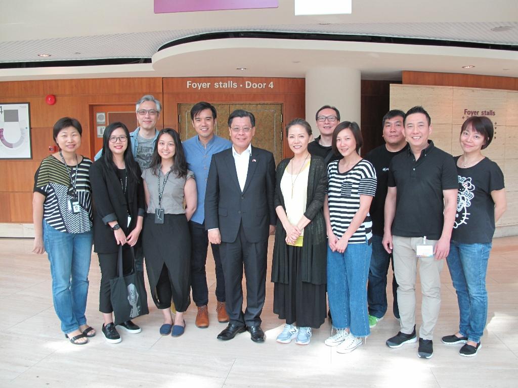 Representative Francis Kuo-Hsin Liang (front, centre), with Director Ismene Ting (front, third from right) and her actors at the reception hosted by Esplanade’s Head of Program Planning Ms. Yu Dengfeng (front, extreme left) and Huayi’s Producer Mr.  Delvin Lee (back, second from left). (10 Feb. 2017)