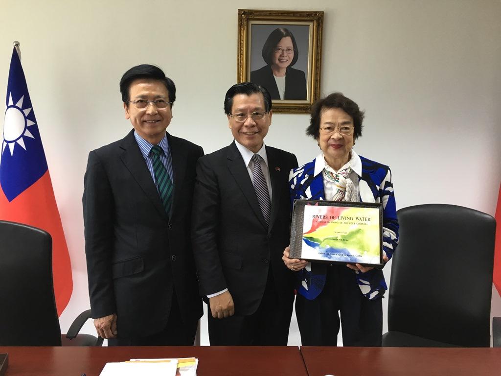 Group photo of Representative Francis Liang (center) with Concern and Care Society’s President, Margaret Wee Bee Hoon (right), and Honorary Secretary General, Mr. Chang Chia Sheng. (27 April 2017)