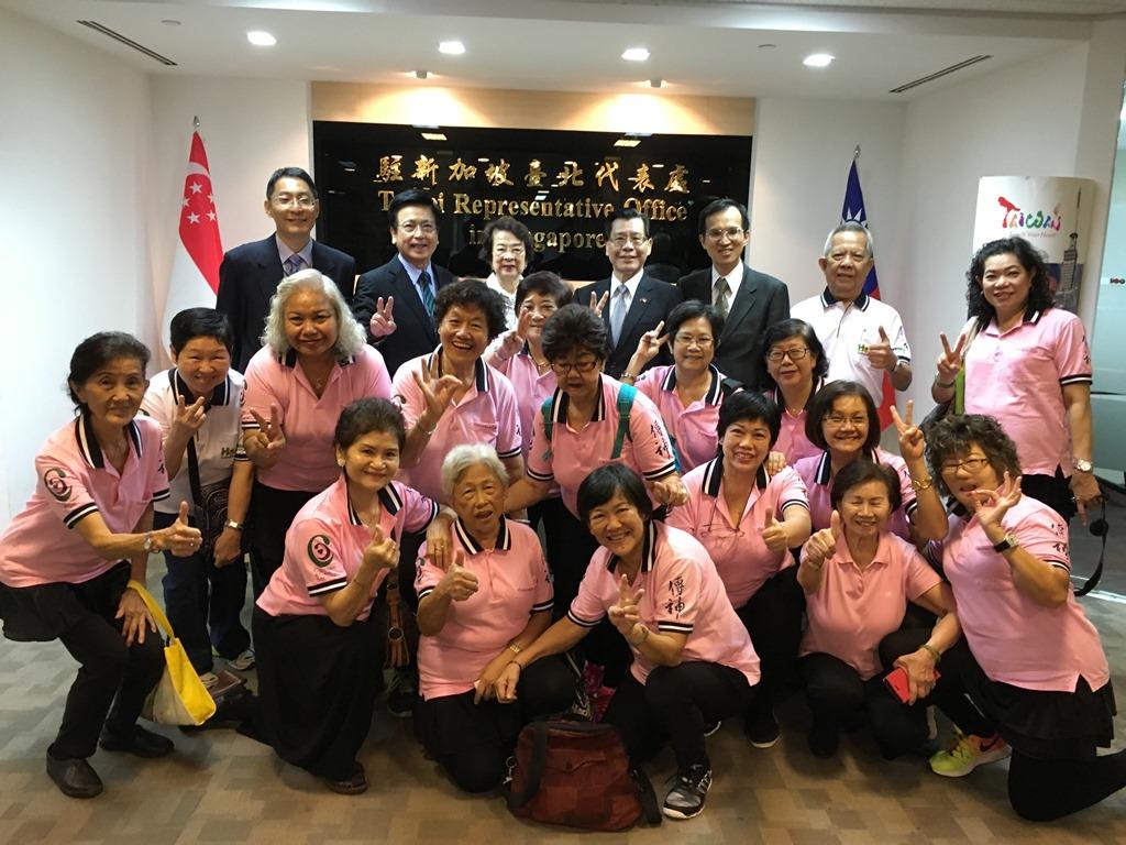 Group photo of Representative Francis Liang (back, fourth from right) and officials from the Taipei Representative Office in Singapore with the Concern and Care Society’s President, Mdm. Margaret Wee (third from left); Honorary Secretary General, Mr. Chang Chia Sheng (second from left), and volunteers. (27 April 2017)