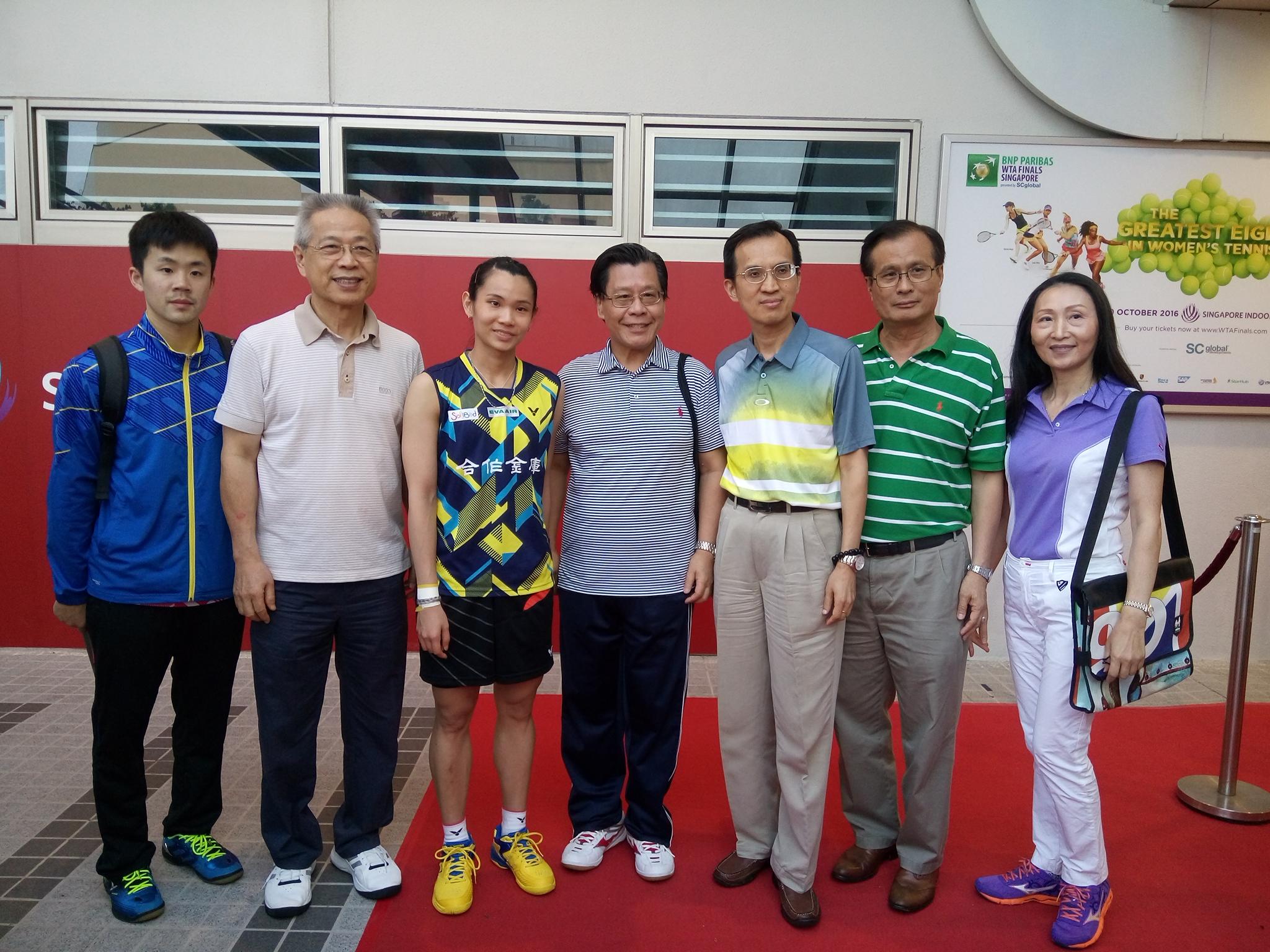 Representative Francis Liang (center), Deputy Representative Steven Tai (third from right), the commissioner and the advisor of the Overseas Community Affairs Council congratulated Ms. Tai Tzu-ying and her coach, Mr. Jiang-Chen Lai on winning the OUE Singapore Open Championship. (16 April 2017)