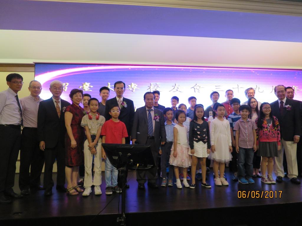 Group photo of Deputy Representative Steven Tai (ninth from left), ATUC President Pang Kong Choi (tenth from left), and VIP guests with the recipients of the Diligent Study Awards.