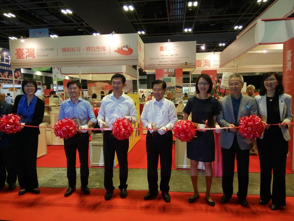 Representative Francis Kuo-Hsin Liang (center) officially opening the Taiwan Pavilion at Singapore Book Fair 2017 with His Excellency Ong Ye Kung (third from left), Singapore’s Minister for Education (Higher Education and Skills) &amp; Second Minister of Defence; Mr. Anthony Tan Kang Uei (second from left) and other personalities. (2017.5.31)