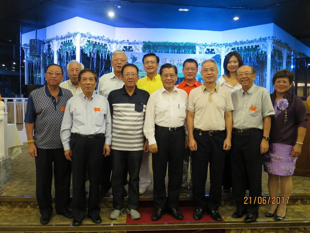 Representative Francis Liang (seventh from left) poses for the camera with other VIPs at the Prize Presentation Ceremony for the Tai-Hsing Cup Friendly Golf Tournament cum June Meet with the TBA SG. (2017.6.21)