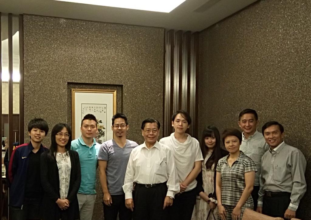 Representative Francis Kuo-Hsin Liang (fifth from left) hosting a lunch for the members of the Judy’s Harmonica Ensemble and office bearers of Singapore’s Harmonica Aficionados Society. (2017.6.20)