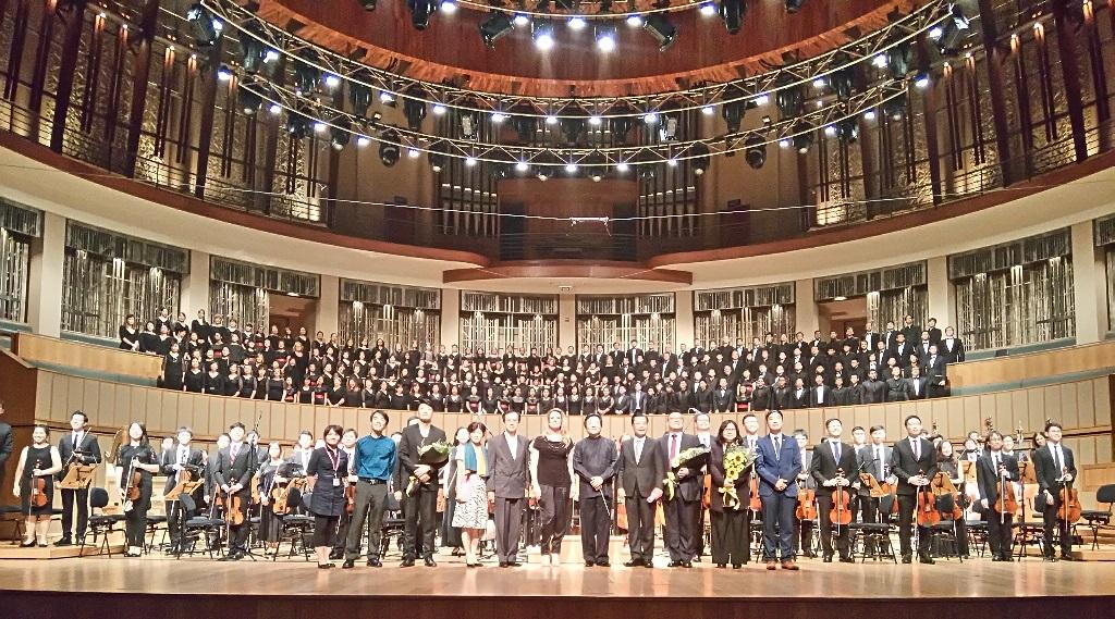 Representative Francis Kuo-Hsin Liang (front row, fourth from right) and Deputy Representative Steven Tai (front row, fifth from left) with members of the Taipei Philharmonic Chorus and Singapore’s Orchestra of the Music Makers at the end of the curtain call.